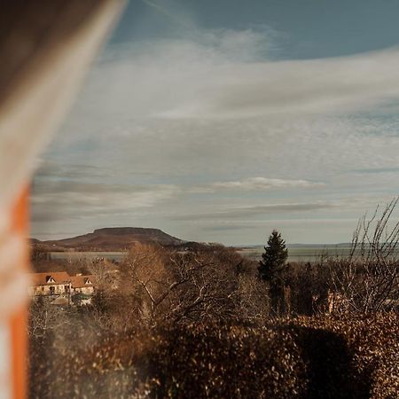 Mandulas Kabin A Kishaz Dezsaval Es Kilatassal A Balatonra Balatongyörök Buitenkant foto