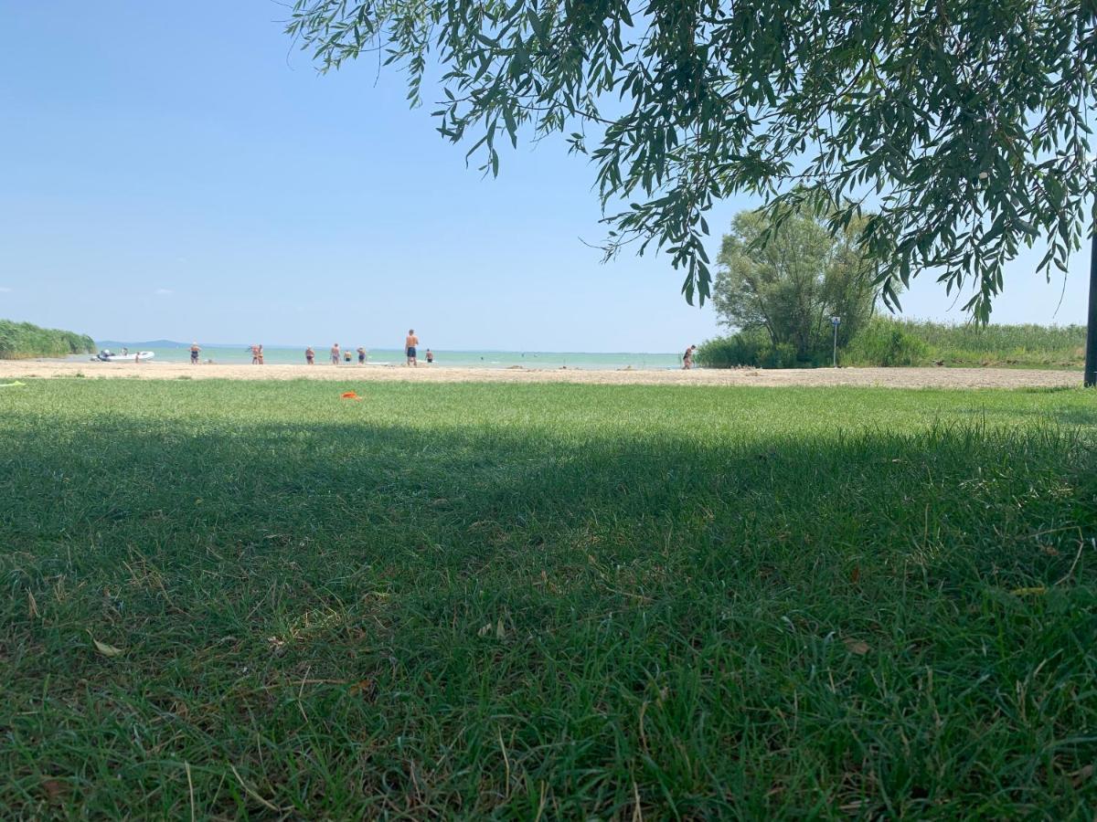 Mandulas Kabin A Kishaz Dezsaval Es Kilatassal A Balatonra Balatongyörök Buitenkant foto