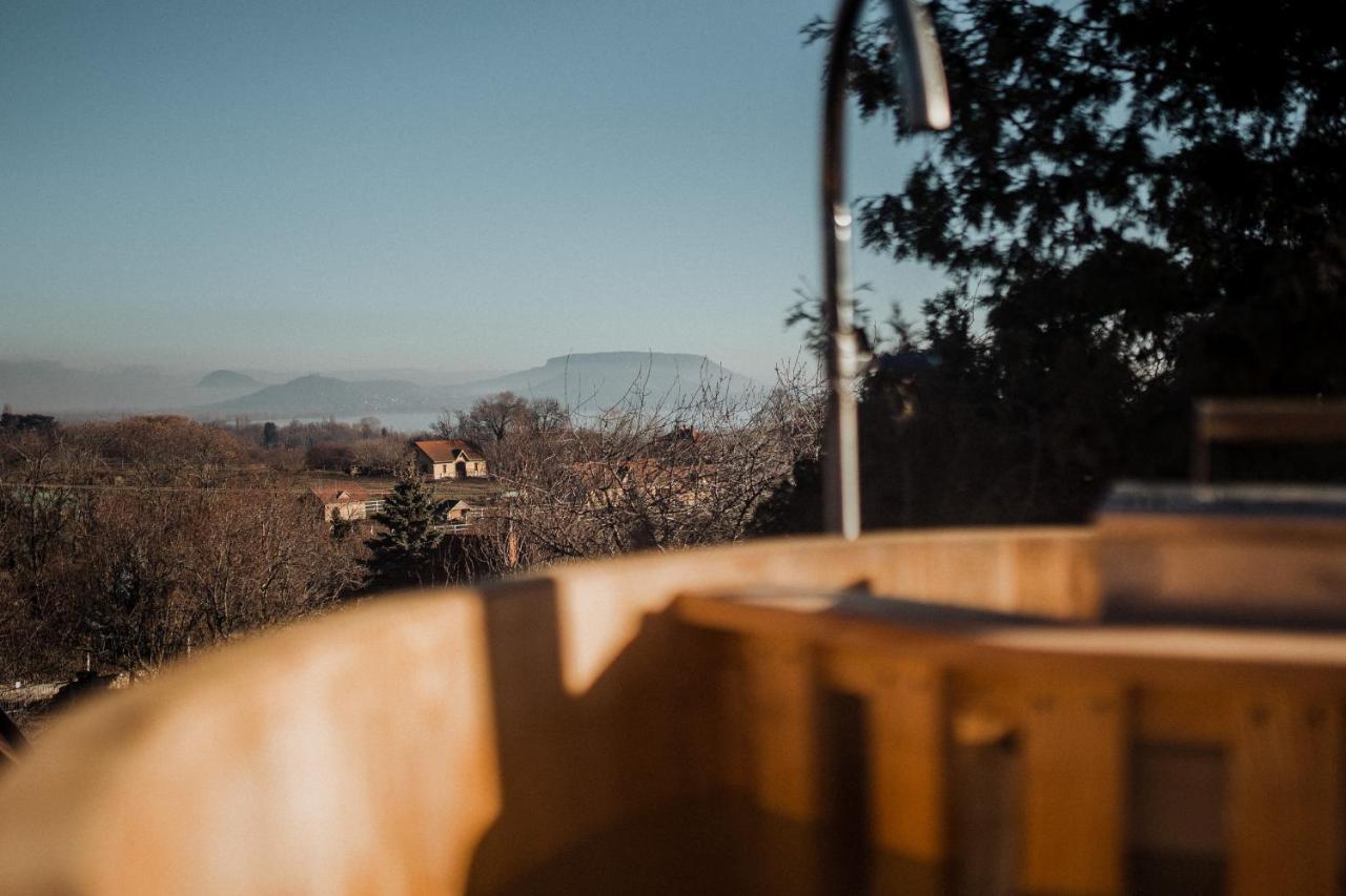 Mandulas Kabin A Kishaz Dezsaval Es Kilatassal A Balatonra Balatongyörök Buitenkant foto