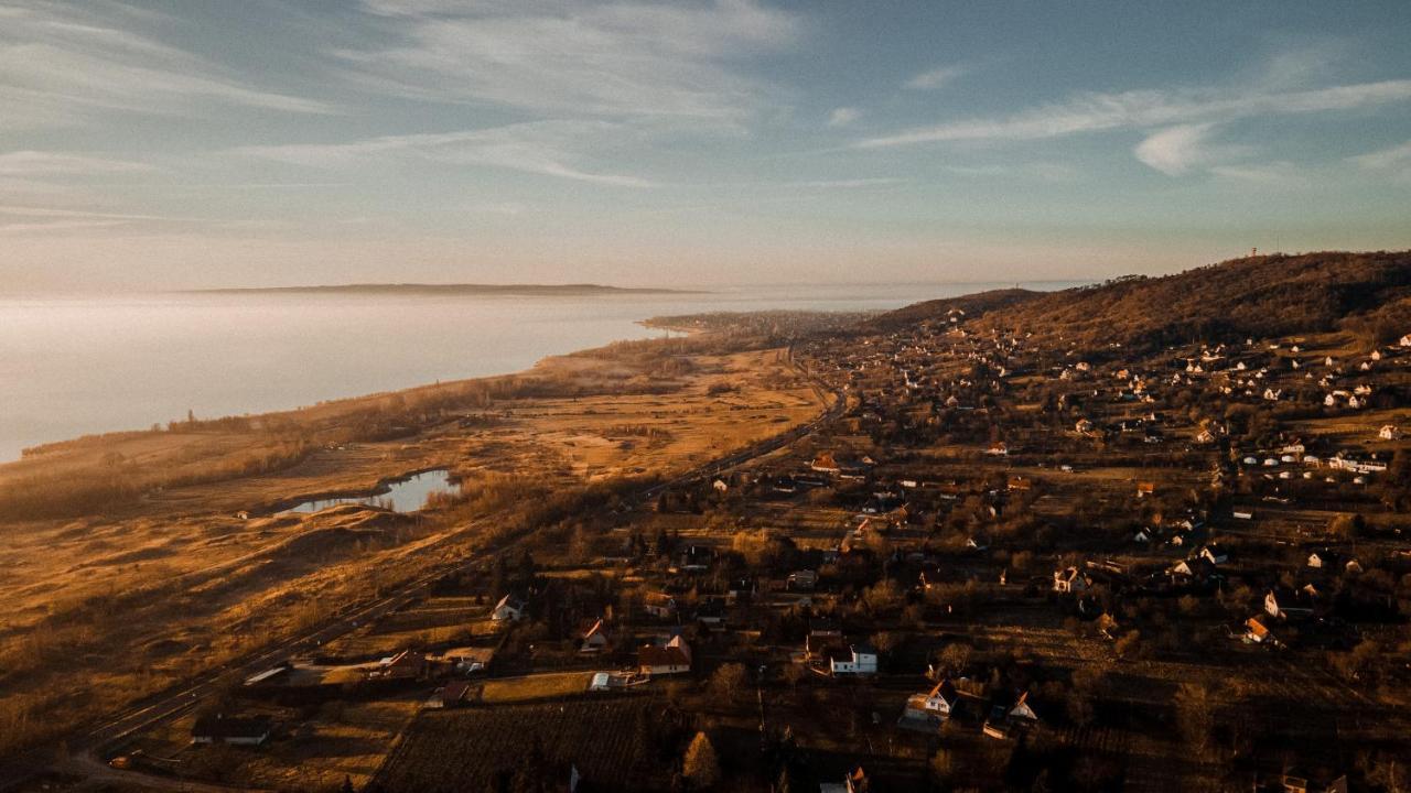 Mandulas Kabin A Kishaz Dezsaval Es Kilatassal A Balatonra Balatongyörök Buitenkant foto