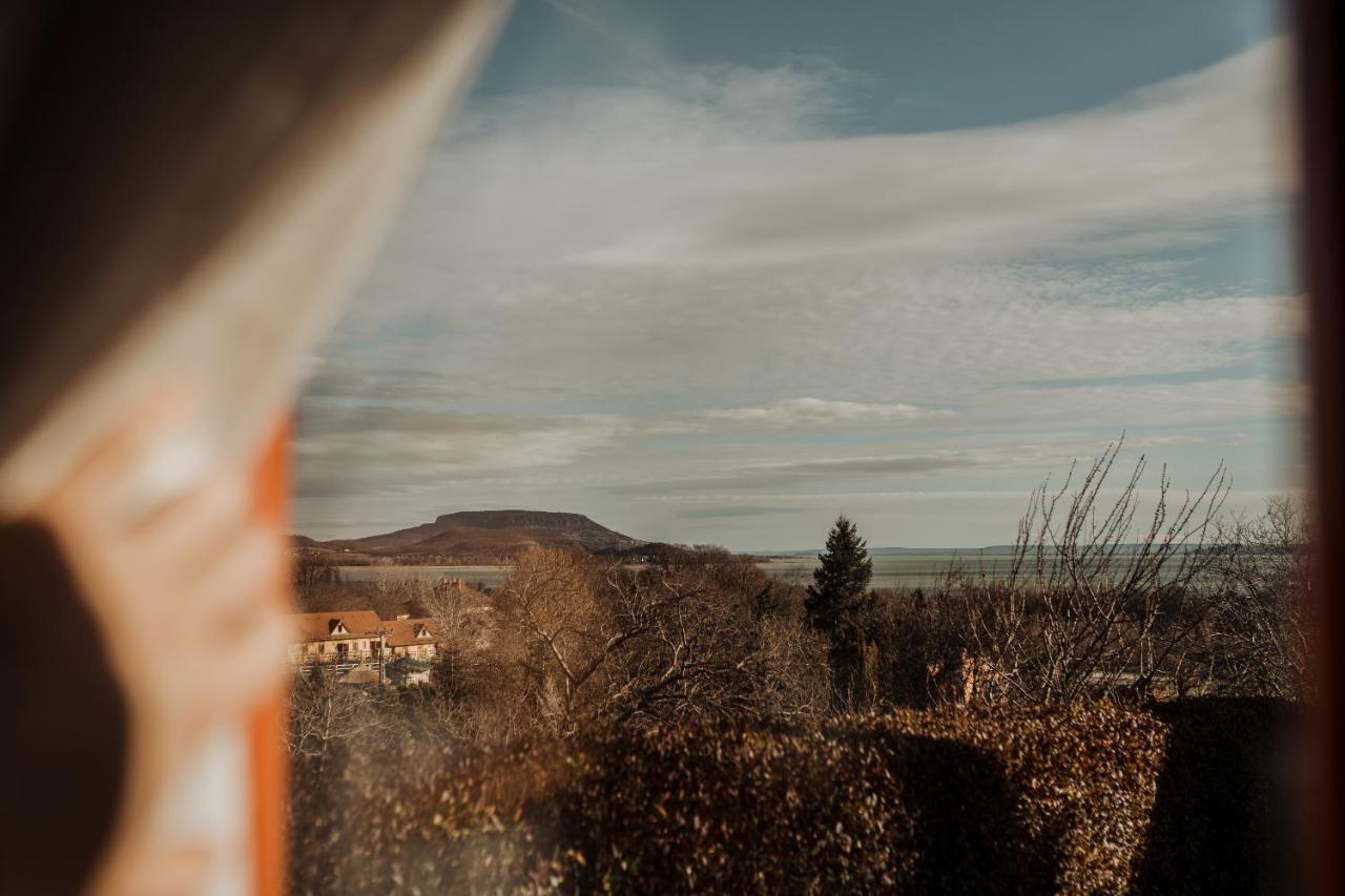 Mandulas Kabin A Kishaz Dezsaval Es Kilatassal A Balatonra Balatongyörök Buitenkant foto
